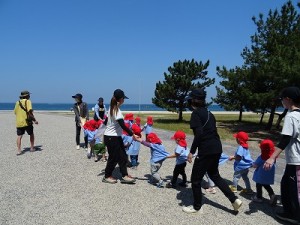 二色の浜へ臨海保育に行きました！（２歳児さん）