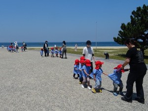 二色の浜へ臨海保育に行きました！（２歳児さん）