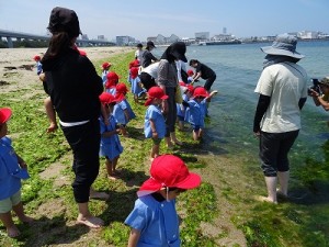 二色の浜へ臨海保育に行きました！（２歳児さん）