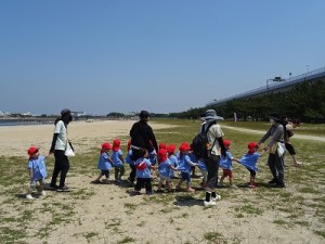 二色の浜へ臨海保育に行きました！（２歳児さん）