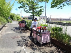 ０歳児さんのお散歩の様子♡