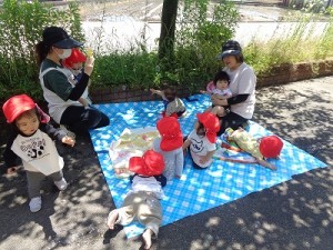 ０歳児さんのお散歩の様子♡