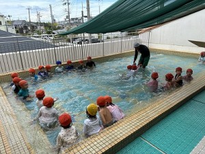 体育指導の様子！（プール）