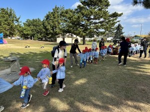 二色の浜へ遠足に行きました！（１・２歳児さん）