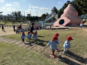 二色の浜へ遠足に行きました！（１・２歳児さん）